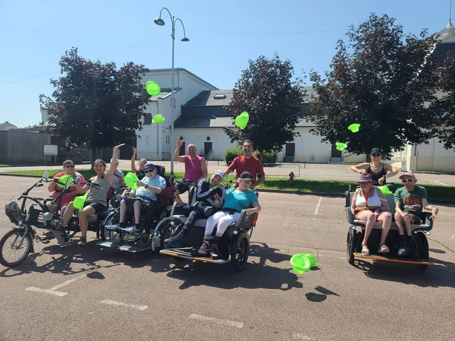 Sortie APF : pilotes et passagers avec les vélos adaptés