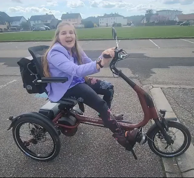Jade sur son Easy Rider Compact